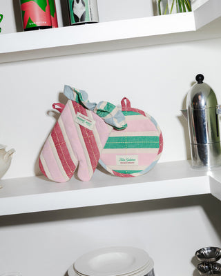 Ensemble de gants de cuisine et maniques à rayures